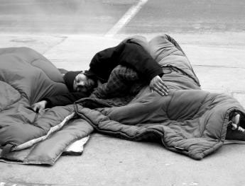 Persona duermiendo en la calle