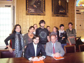 Momento de la firma del protocolo de colaboración por parte de Xavier Villamayor, regidor del Ayuntamiento de Tarragona y Narcís Castanedo, director de l’INS F. Vidal i Barraquer