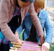 Students weaving and cooking “La Casa en el árbol” (n.d.) from http://www.lacasaenelarbol.org/